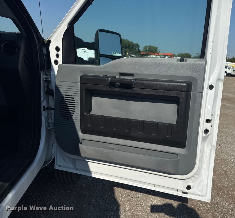 image for item NU9623 2015 Ford F550 Super Duty Crew Cab flatbed truck