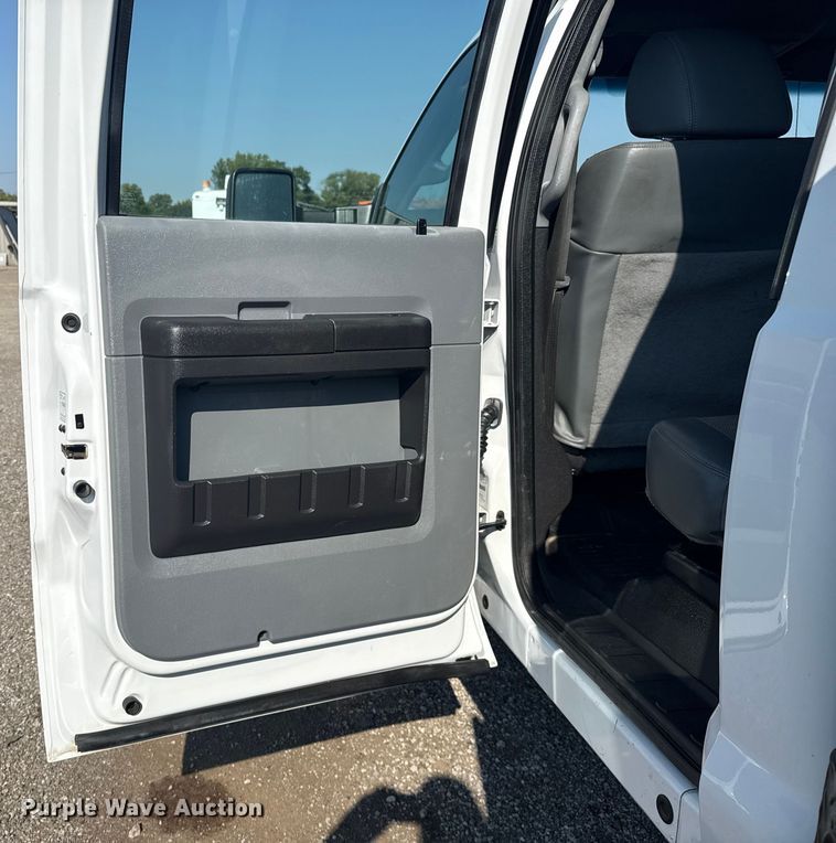 image for item NU9623 2015 Ford F550 Super Duty Crew Cab flatbed truck