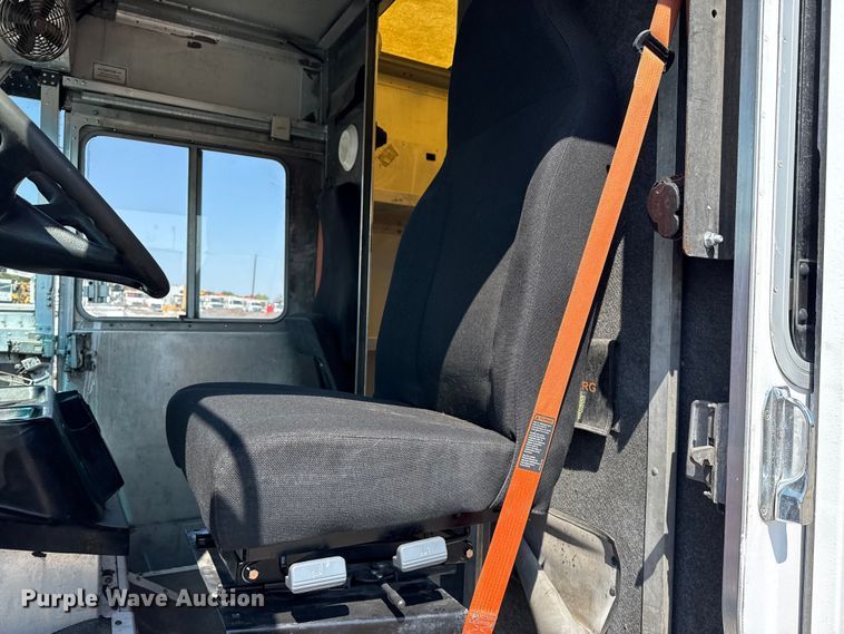 image for item NU9634 2012 Freightliner MT45 delivery truck