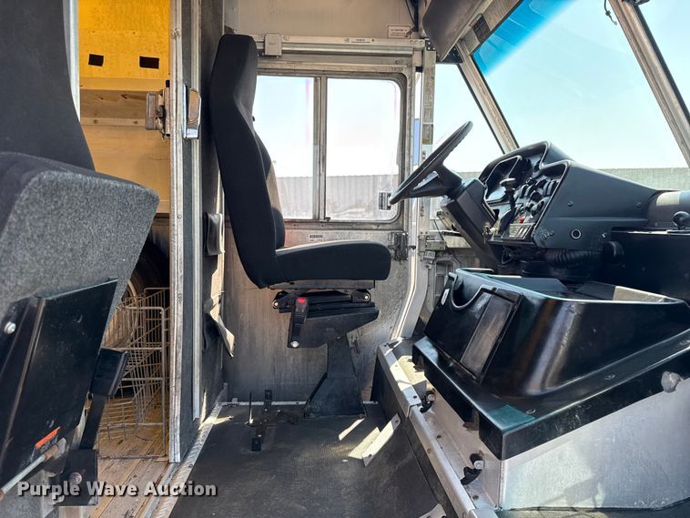 image for item NU9634 2012 Freightliner MT45 delivery truck