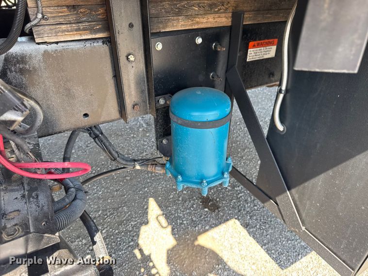 image for item NU9649 2002 Freightliner FL70 refrigerated truck