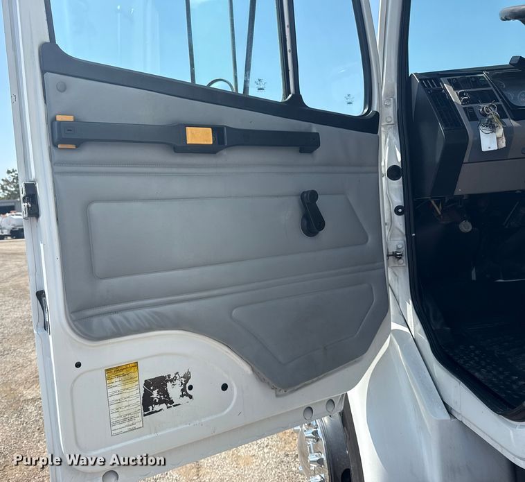 image for item NU9649 2002 Freightliner FL70 refrigerated truck