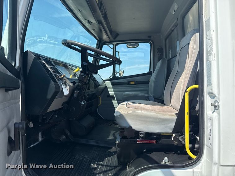 image for item NU9649 2002 Freightliner FL70 refrigerated truck