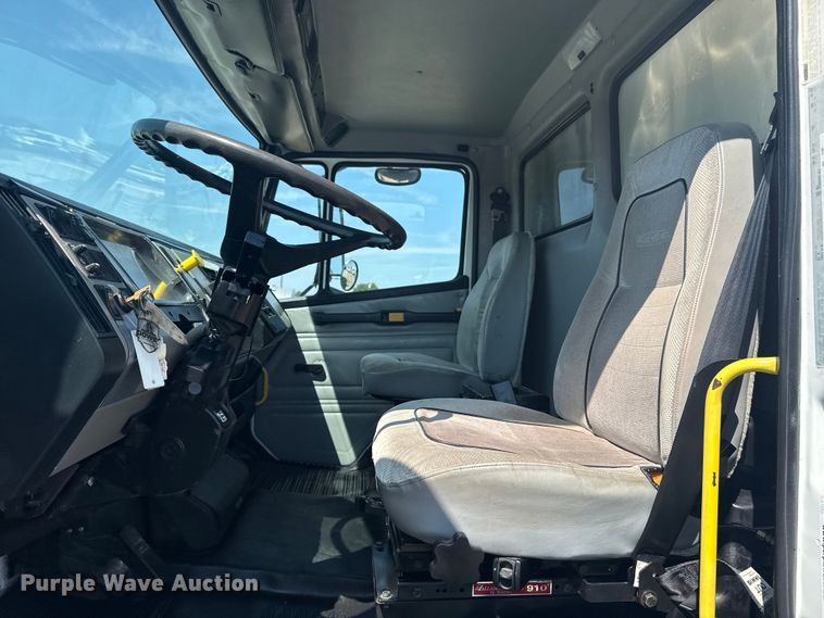 image for item NU9649 2002 Freightliner FL70 refrigerated truck