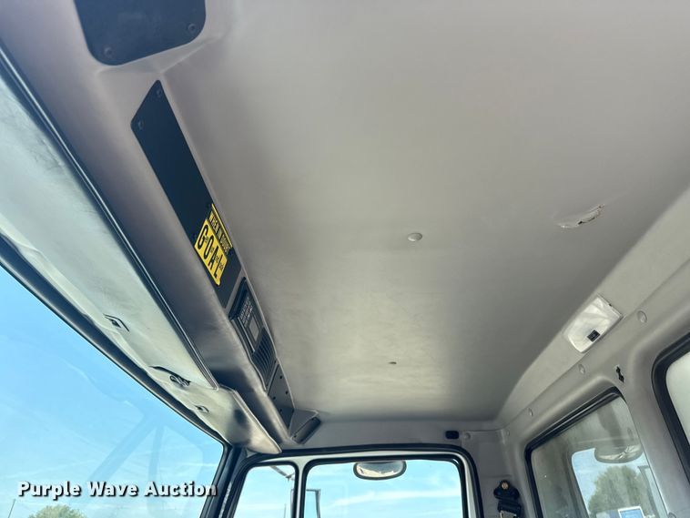 image for item NU9649 2002 Freightliner FL70 refrigerated truck