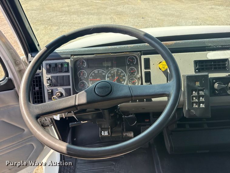 image for item NU9649 2002 Freightliner FL70 refrigerated truck