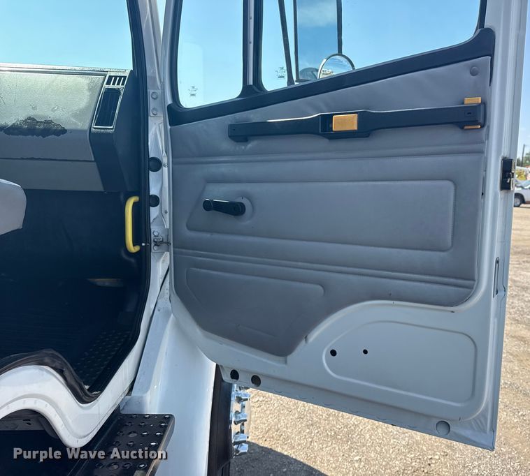 image for item NU9649 2002 Freightliner FL70 refrigerated truck