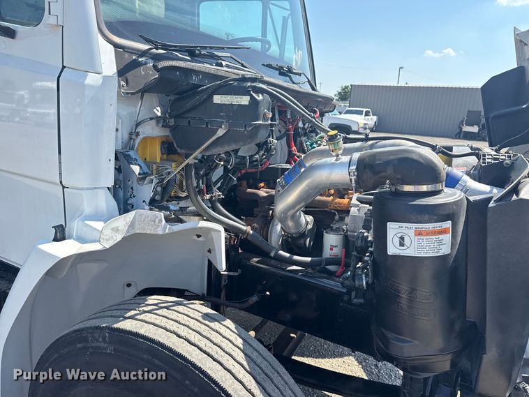 image for item NU9649 2002 Freightliner FL70 refrigerated truck