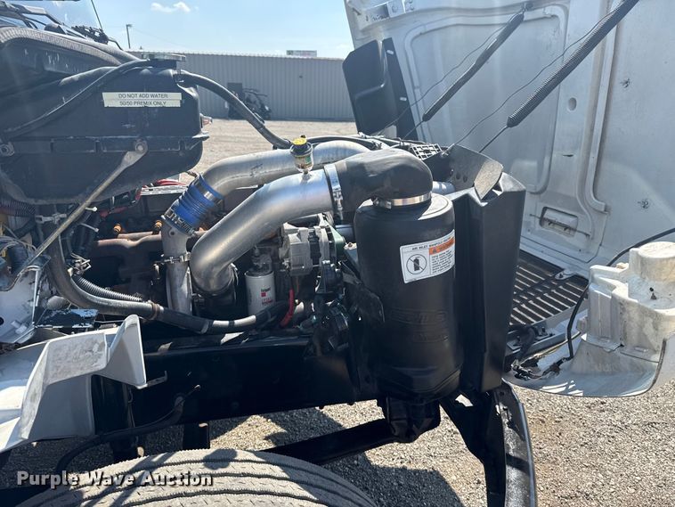 image for item NU9649 2002 Freightliner FL70 refrigerated truck