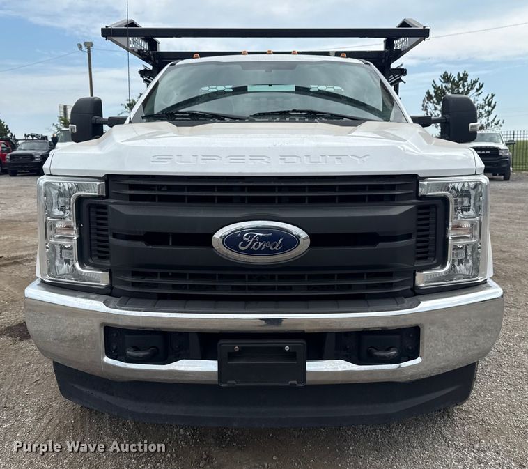 image for item NU9657 2019 Ford F350 Super Duty flatbed pickup truck