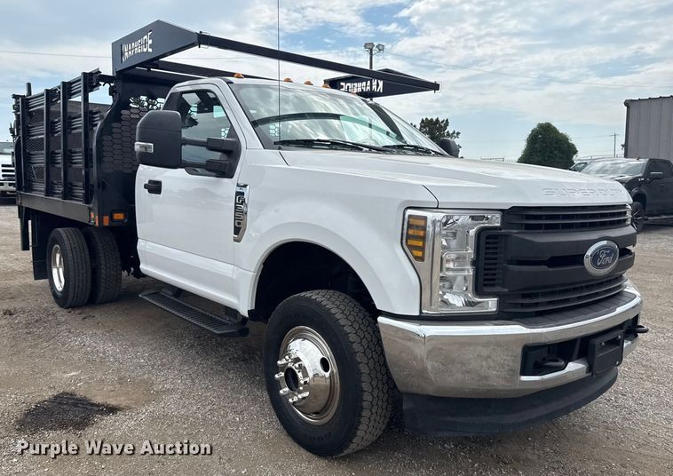 image for item NU9657 2019 Ford F350 Super Duty flatbed pickup truck