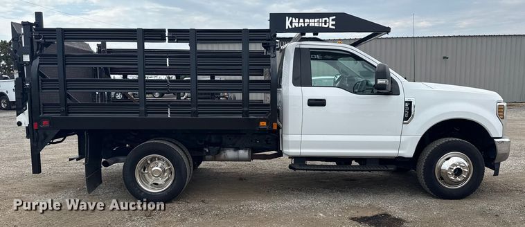 image for item NU9657 2019 Ford F350 Super Duty flatbed pickup truck