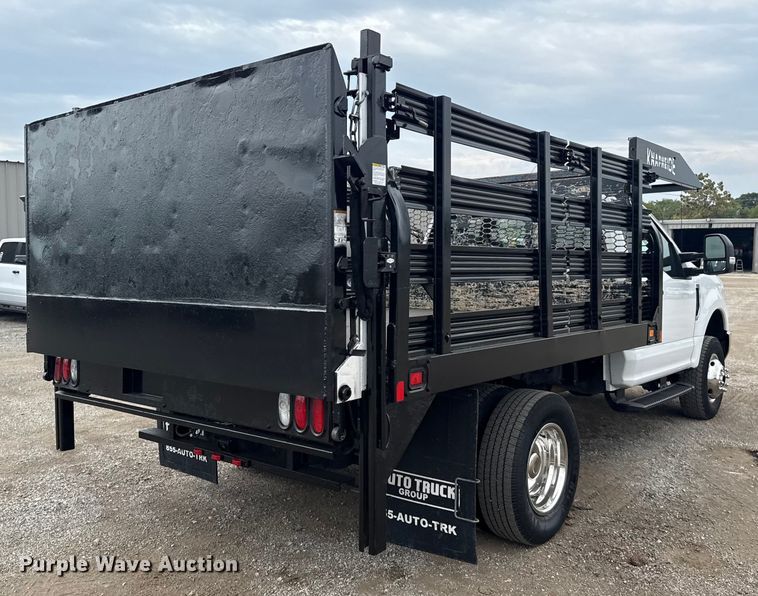 image for item NU9657 2019 Ford F350 Super Duty flatbed pickup truck