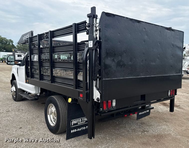 image for item NU9657 2019 Ford F350 Super Duty flatbed pickup truck