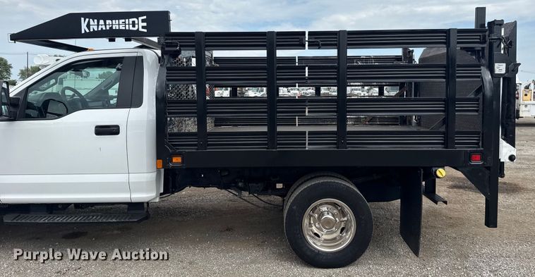 image for item NU9657 2019 Ford F350 Super Duty flatbed pickup truck