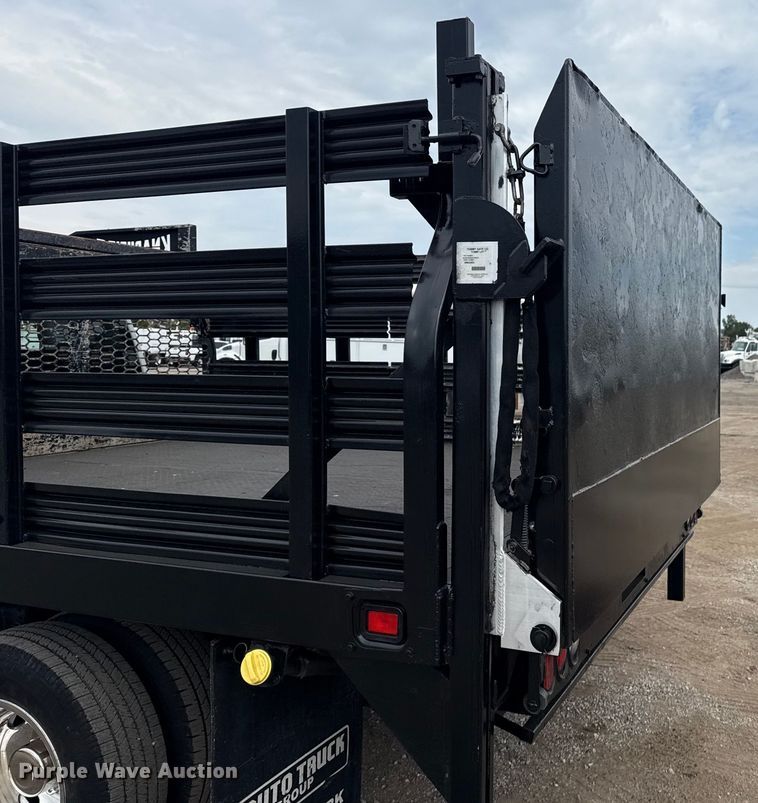 image for item NU9657 2019 Ford F350 Super Duty flatbed pickup truck