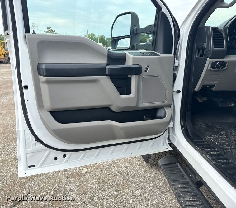 image for item NU9657 2019 Ford F350 Super Duty flatbed pickup truck