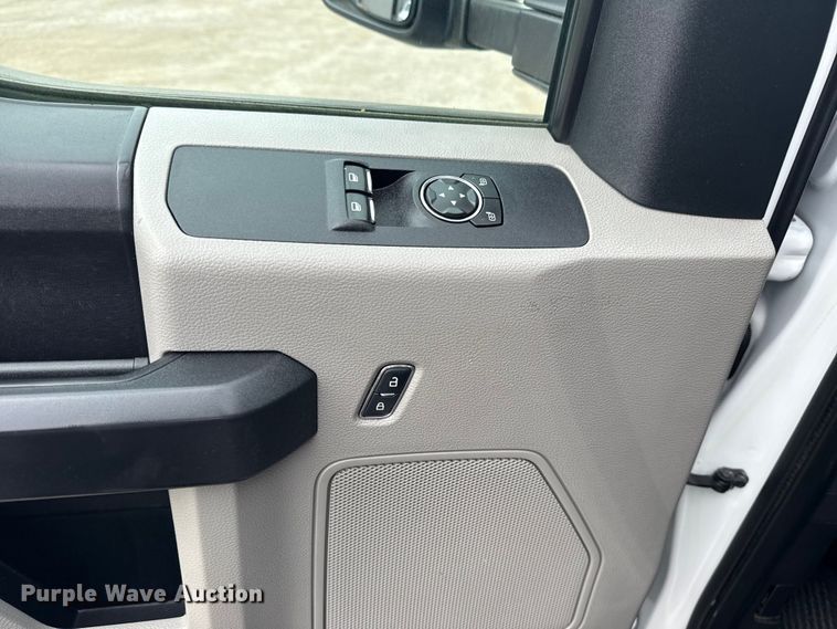 image for item NU9657 2019 Ford F350 Super Duty flatbed pickup truck