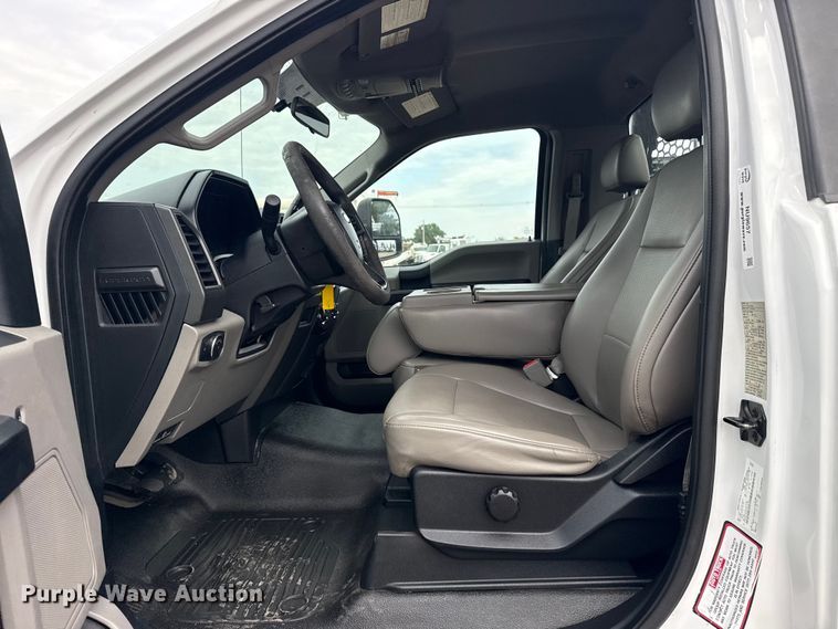 image for item NU9657 2019 Ford F350 Super Duty flatbed pickup truck