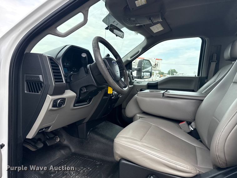 image for item NU9657 2019 Ford F350 Super Duty flatbed pickup truck