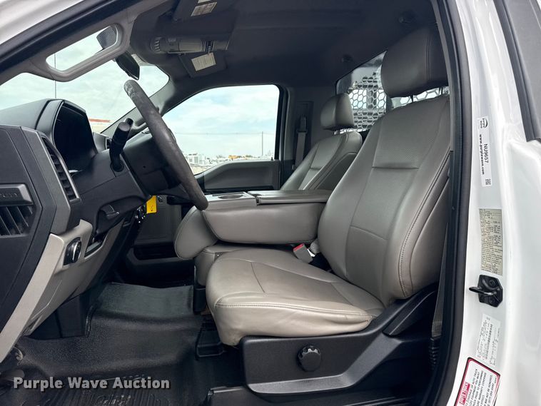 image for item NU9657 2019 Ford F350 Super Duty flatbed pickup truck