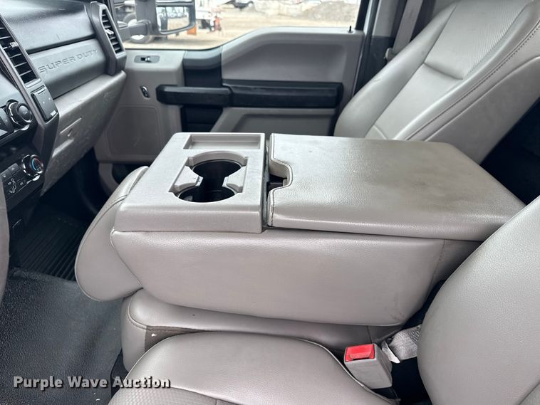 image for item NU9657 2019 Ford F350 Super Duty flatbed pickup truck