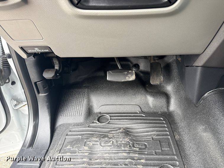 image for item NU9657 2019 Ford F350 Super Duty flatbed pickup truck