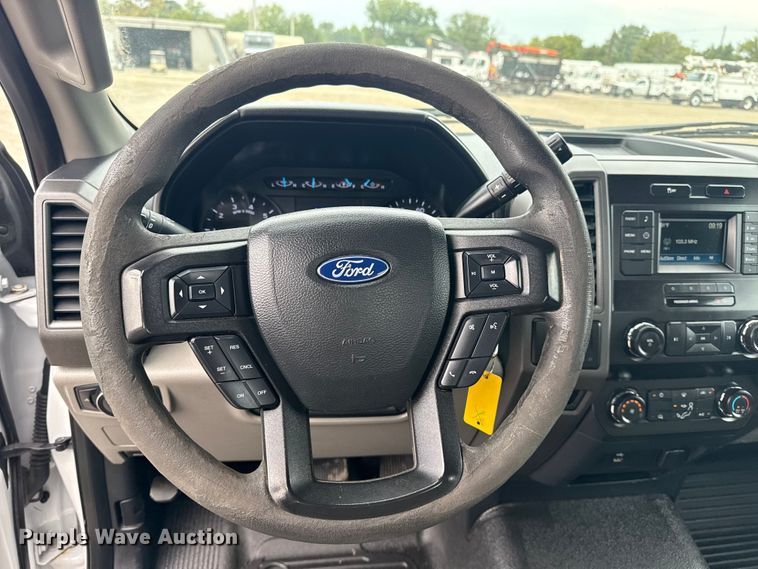 image for item NU9657 2019 Ford F350 Super Duty flatbed pickup truck