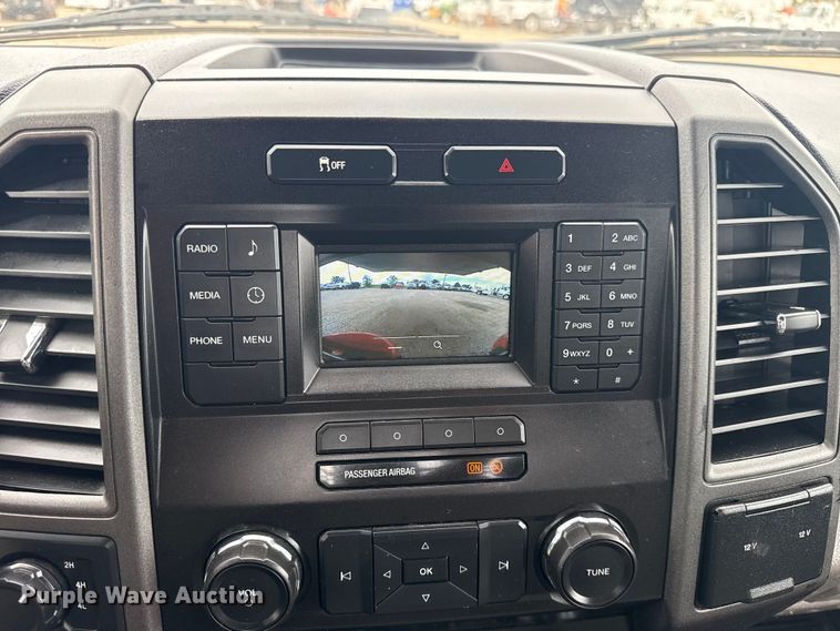 image for item NU9657 2019 Ford F350 Super Duty flatbed pickup truck