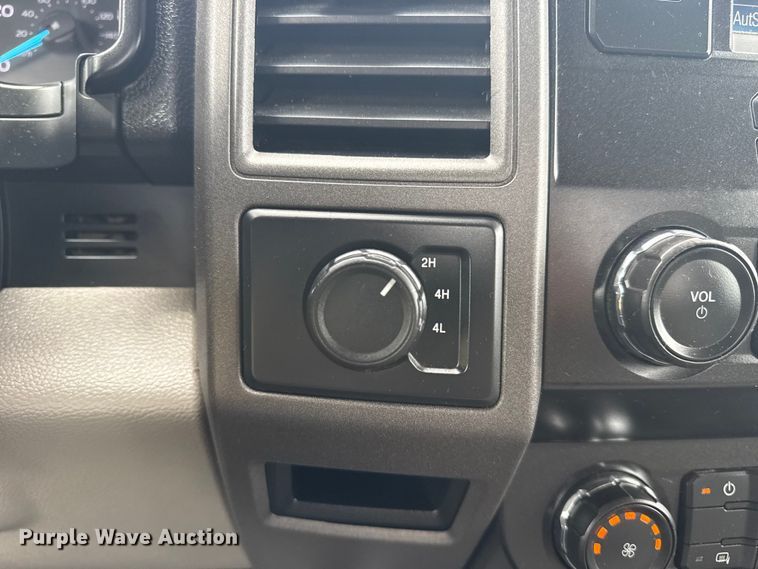 image for item NU9657 2019 Ford F350 Super Duty flatbed pickup truck