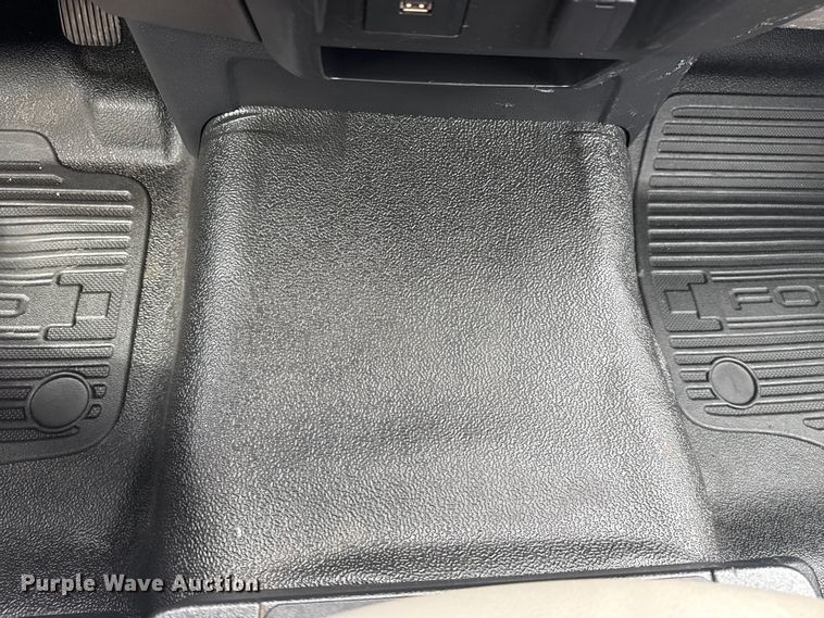 image for item NU9657 2019 Ford F350 Super Duty flatbed pickup truck