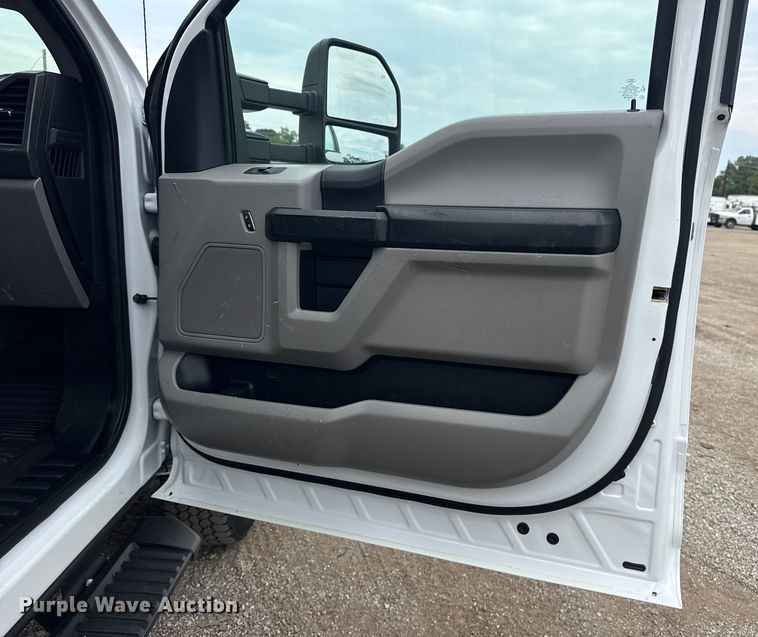 image for item NU9657 2019 Ford F350 Super Duty flatbed pickup truck