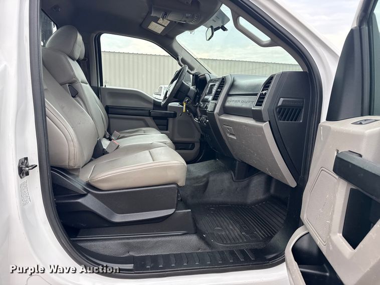 image for item NU9657 2019 Ford F350 Super Duty flatbed pickup truck