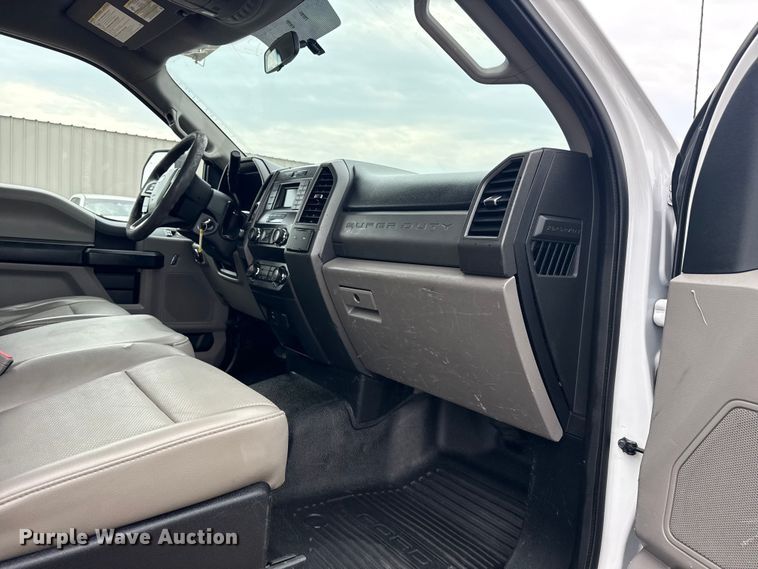 image for item NU9657 2019 Ford F350 Super Duty flatbed pickup truck