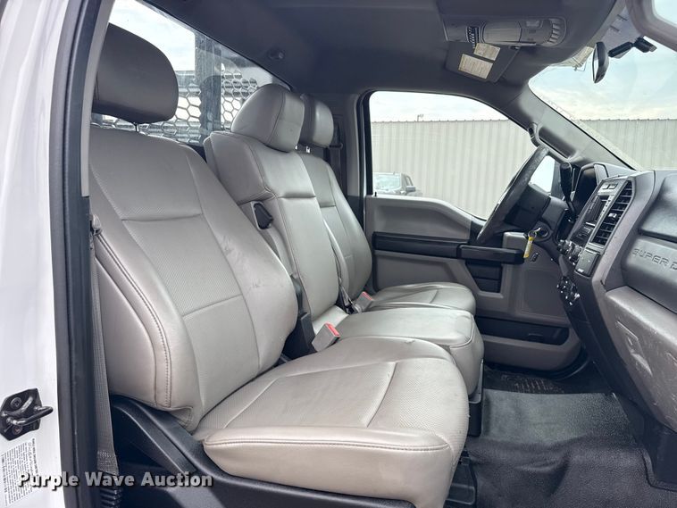 image for item NU9657 2019 Ford F350 Super Duty flatbed pickup truck