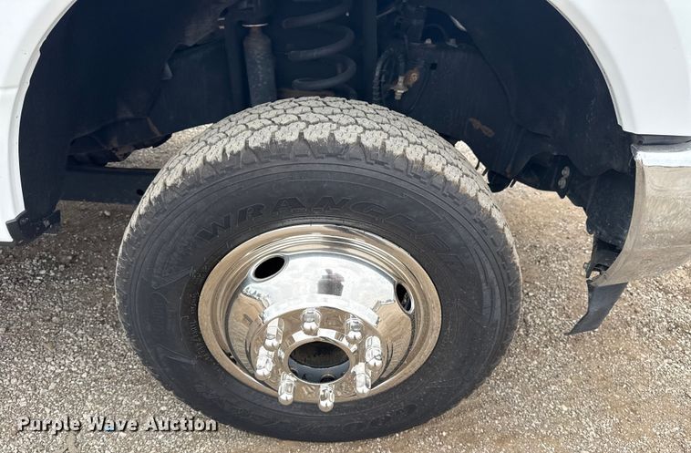 image for item NU9657 2019 Ford F350 Super Duty flatbed pickup truck