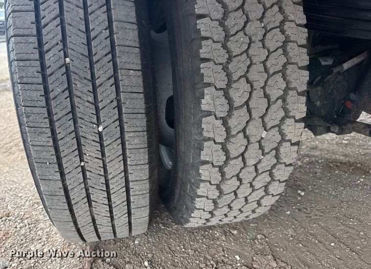 image for item NU9657 2019 Ford F350 Super Duty flatbed pickup truck