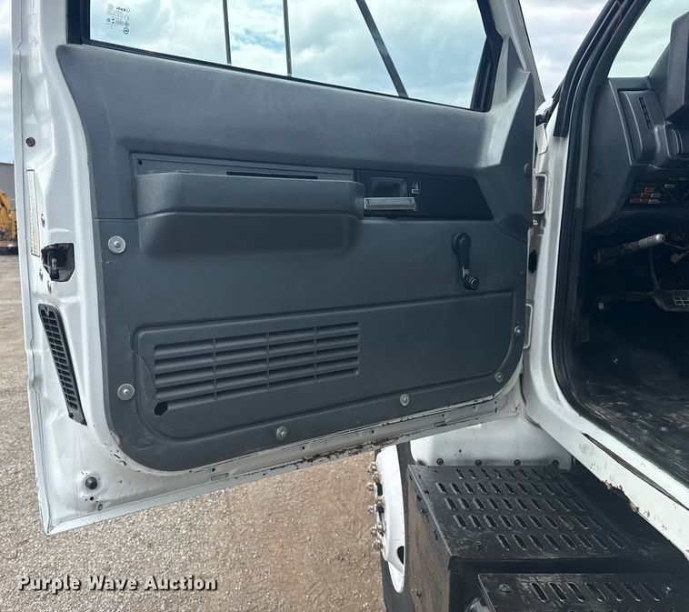 image for item NU9660 1996 GMC Top Kick flatbed truck