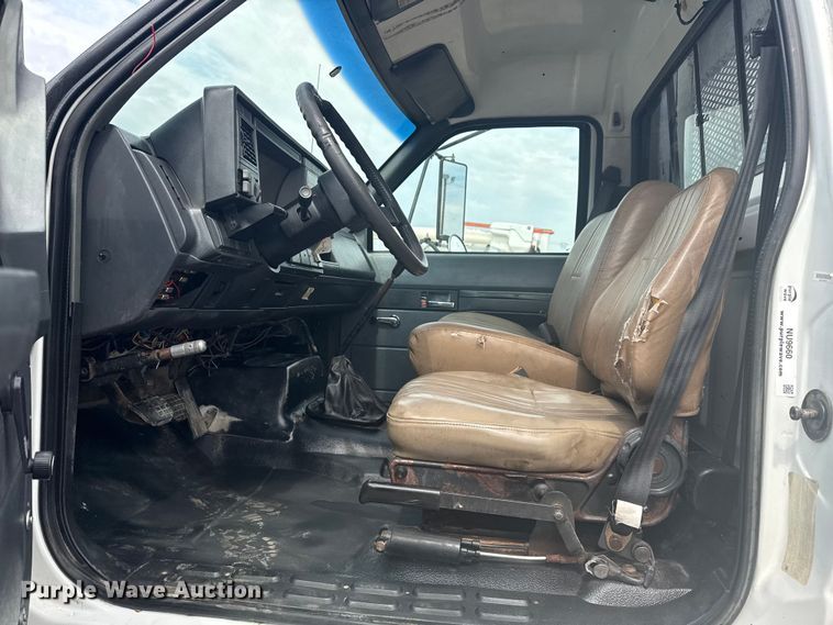 image for item NU9660 1996 GMC Top Kick flatbed truck