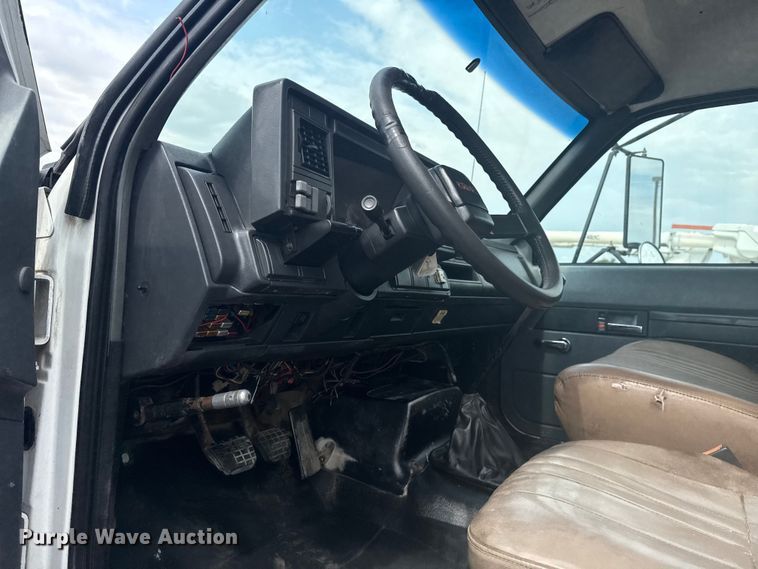 image for item NU9660 1996 GMC Top Kick flatbed truck