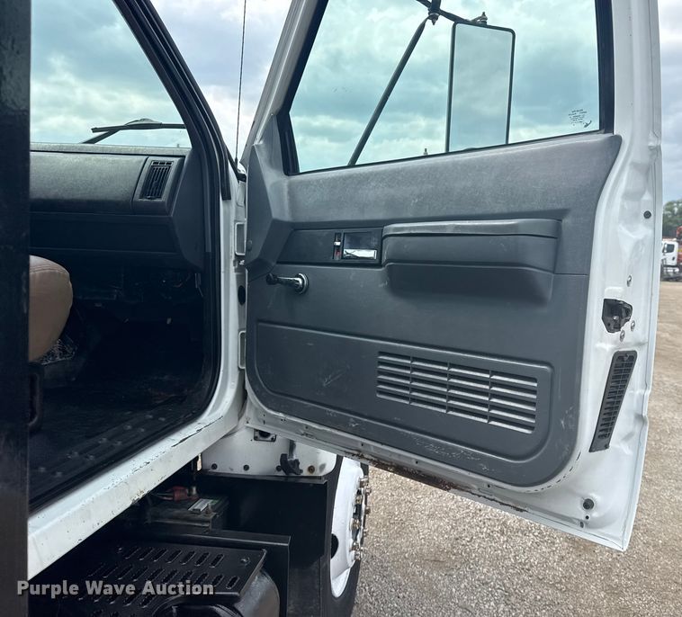 image for item NU9660 1996 GMC Top Kick flatbed truck