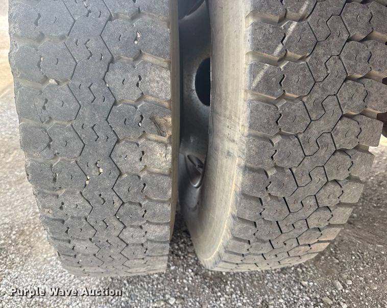 image for item NU9660 1996 GMC Top Kick flatbed truck