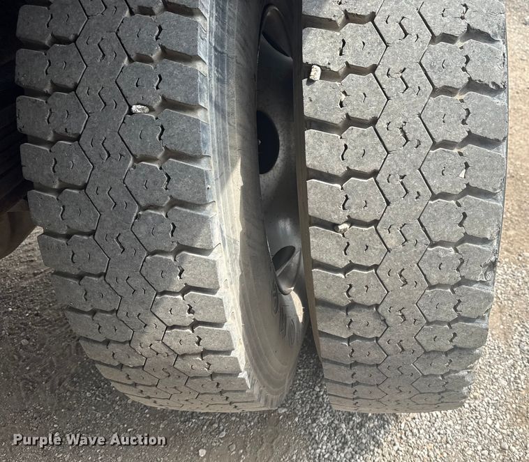 image for item NU9660 1996 GMC Top Kick flatbed truck