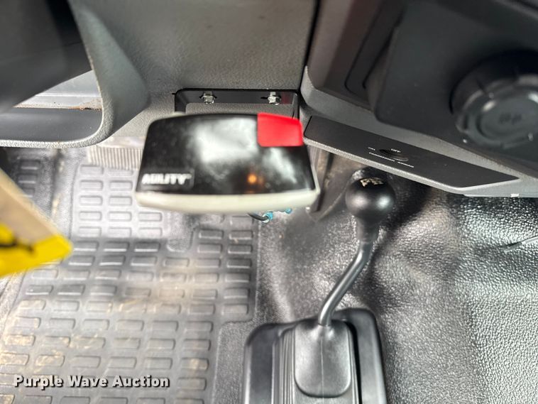 image for item NU9665 2011 Ford F350 Super Duty flatbed pickup truck