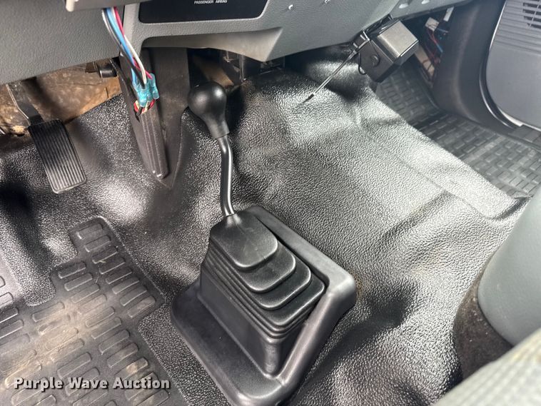 image for item NU9665 2011 Ford F350 Super Duty flatbed pickup truck