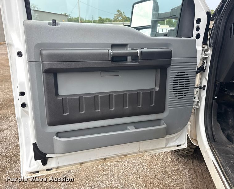 image for item NU9665 2011 Ford F350 Super Duty flatbed pickup truck