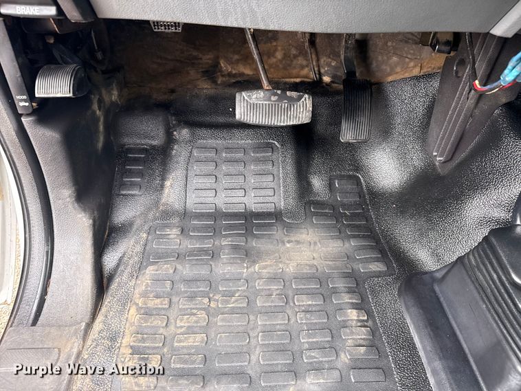 image for item NU9665 2011 Ford F350 Super Duty flatbed pickup truck