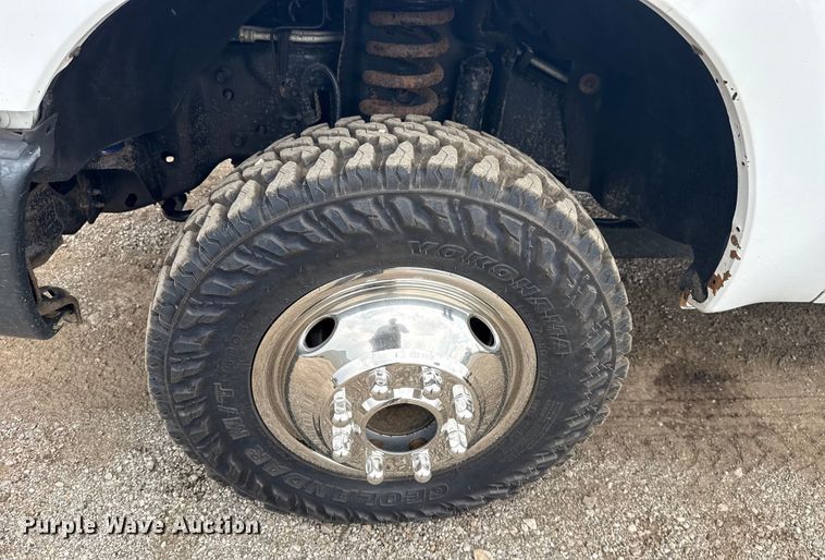 image for item NU9665 2011 Ford F350 Super Duty flatbed pickup truck