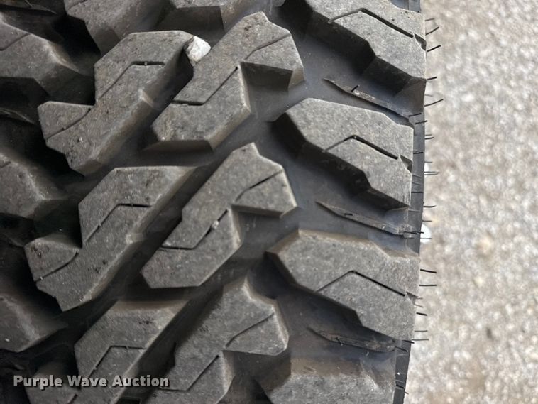 image for item NU9665 2011 Ford F350 Super Duty flatbed pickup truck