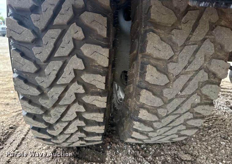 image for item NU9665 2011 Ford F350 Super Duty flatbed pickup truck